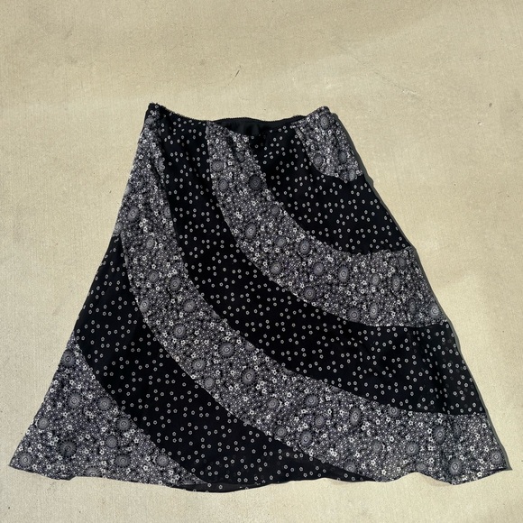 i.e. Black and White Floral Skirt Size M - Picture 3 of 3